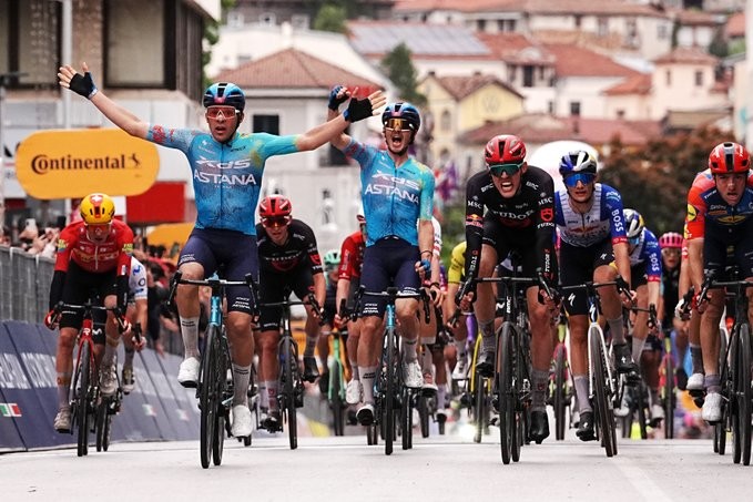 girodociclismo.com.br giro ditalia 2026 guillermo silva vence a 2a etapa marcada por grande queda confira os resultados e a chegada image