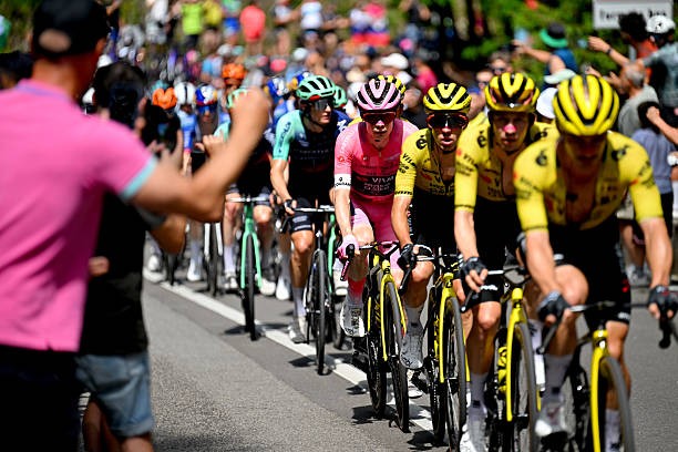 Jonas Vingegaard admite mudança de estratégia na etapa decisiva do Giro "tivemos que improvisar, o plano não era esse", assista o vídeo 2 girodociclismo.com.br giro ditalia 2026 jonas vingegaard admite mudanca de na etapa decisiva tivemos que improvisar o plano nao era esse assista o video image