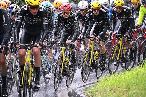 girodociclismo.com.br giro ditalia 2026 jonas vingegaard analisa a lideranca de afonso eulalio ele vai manter a maglia rosa nao ha como tirar 6 minutos assista o video image