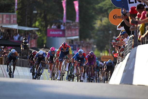 girodociclismo.com.br giro ditalia 2026 jonathan milan vence 21a etapa jonas vingegaard e campeao confira os resultados e a chegada image 3