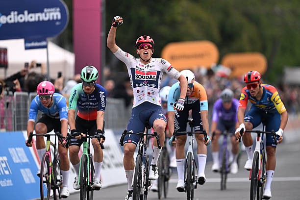 girodociclismo.com.br giro ditalia 2026 paul magnier vence a 1a etapa marcada por grande queda e assume a lideranca geral confira os resultados e a chegada image 2