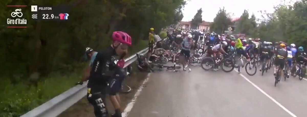 Giro d'Italia 2026: UAE Emirates recebe fortes críticas após quedas "eles estão usando pneus de contrarrelógio", assista o vídeo 2 girodociclismo.com.br giro ditalia 2026 uae emirates recebe fortes criticas apos queda massiva image 2