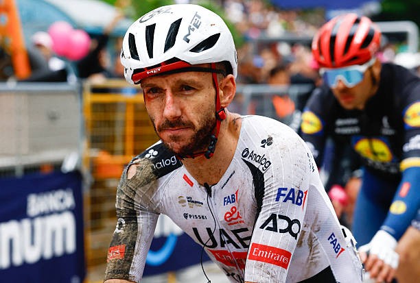 Giro d'Italia 2026: UAE Emirates recebe fortes críticas após quedas "eles estão usando pneus de contrarrelógio", assista o vídeo 1 girodociclismo.com.br giro ditalia 2026 uae emirates recebe fortes criticas apos queda massiva image 3