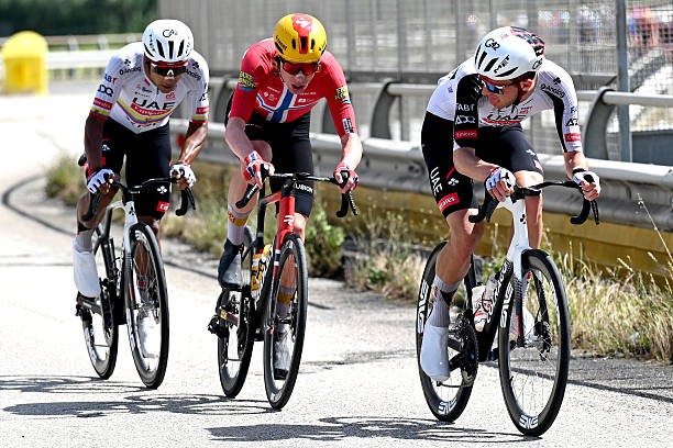 girodociclismo.com.br giro ditalia 2026 vence a 8a etapa afonso eulalio mantem a maglia rosa confira os resultados e a chegada image 8