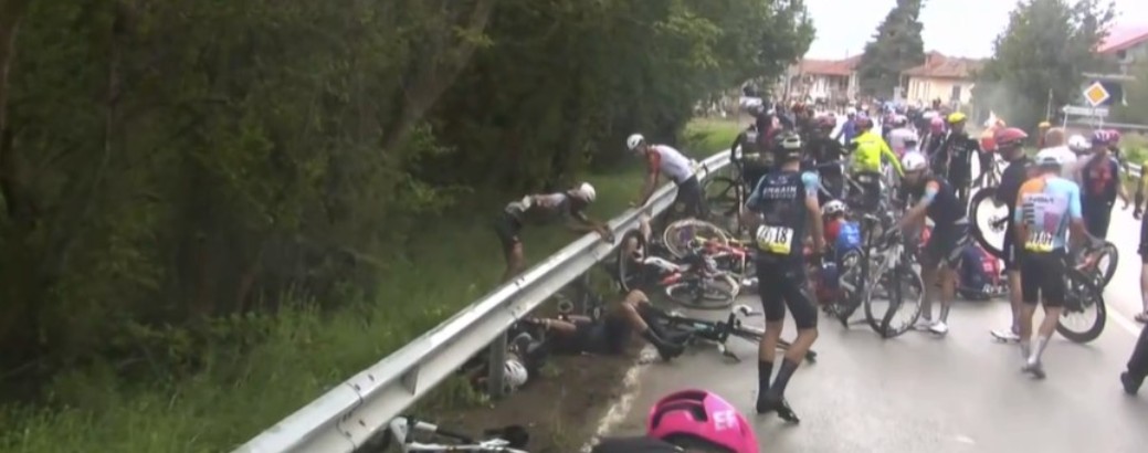 Grande queda no Giro d'Italia envolve quase toda UAE Emirates, principal gregário de Adam Yates abandona, confira o vídeo 1 girodociclismo.com.br grande queda no giro ditalia envolve quase toda uae emirates confira as imagens image 1