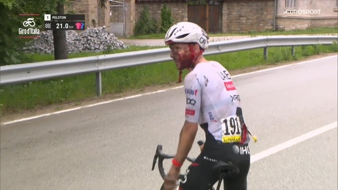 Grande queda no Giro d'Italia envolve quase toda UAE Emirates, principal gregário de Adam Yates abandona, confira o vídeo 2 girodociclismo.com.br grande queda no giro ditalia envolve quase toda uae emirates confira as imagens image