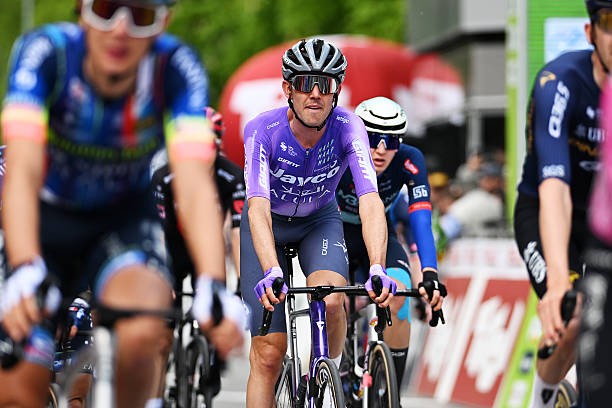 girodociclismo.com.br jayco alula revela forte time para o giro ditalia 2026 equipe disputara a vitoria em todas as etapas assista o video de apresentacao image