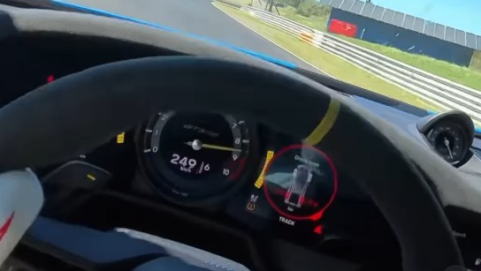 girodociclismo.com.br joao almeida reage a video de tom pidcock em potente carro esportivo me mandem seus tempos em nurburgring image 3