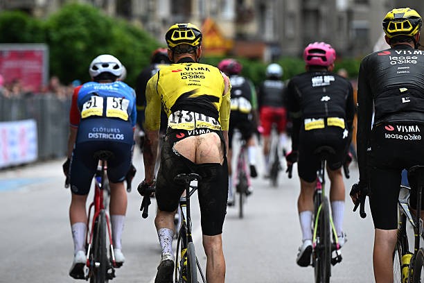 girodociclismo.com.br jonas vingegaard perde um dos seus principais gregarios no giro ditalia wilco kelderman abandona o giro ditalia 2026 apos forte queda na segunda etapa image