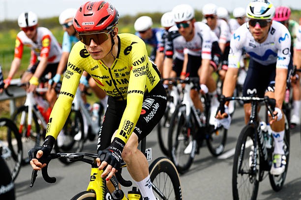 girodociclismo.com.br jonas vingegaard revela como escapou da grande queda no giro ditalia adotamos a tatica de pedalar mais atras image