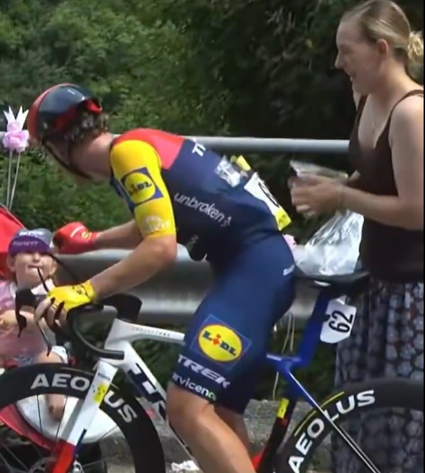 girodociclismo.com.br momento inusitado no giro ditalia ciclista faz pausa e recebe um sorvetepara um sorcalor intenso e apoio familiar marcam a 17a etapa do giro image 1