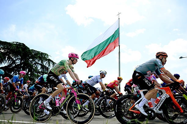 Giro d'Italia enfrenta até 17 horas de viagem para a sequência da competição, conheça a complexa logística que inclui passagem pela Grécia 1 girodociclismo.com.br pelotao do giro ditalia enfrenta ate 17 horas de viagem da bulgaria para a italia em operacao logistica complexa image