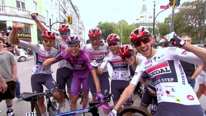 girodociclismo.com.br provei que posso estar com os melhores sprinters do mundo paul magnier celebra segunda vitoria no giro ditalia assista o video image 1