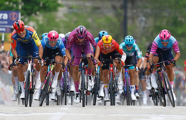 girodociclismo.com.br provei que posso estar com os melhores sprinters do mundo paul magnier celebra segunda vitoria no giro ditalia assista o video image 2