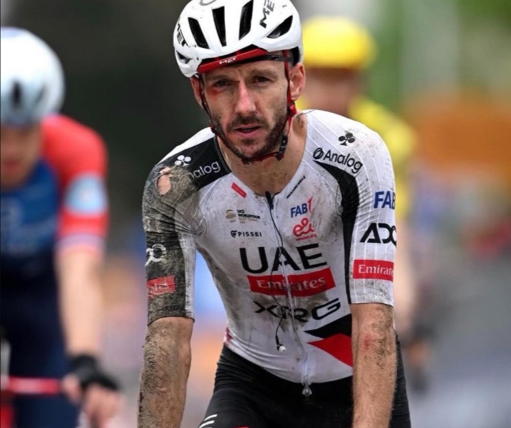 girodociclismo.com.br uae emirates sofre forte reves capitao da equipe abandona o giro ditalia 2026 apos sofrer concussao image