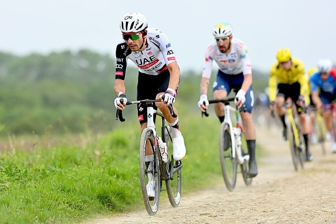 girodociclismo.com.br uae team emirates xrg sofre novo reves com lesao de filippo baroncini image 2