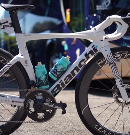 Maglia Bianca Afonso Eulálio recebe presente da Bahrain Victorious, português terá bicicleta diferente no final do Giro, assista o vídeo 2 girodociclismo.com.br um giro inesquecivel para afonso image 1