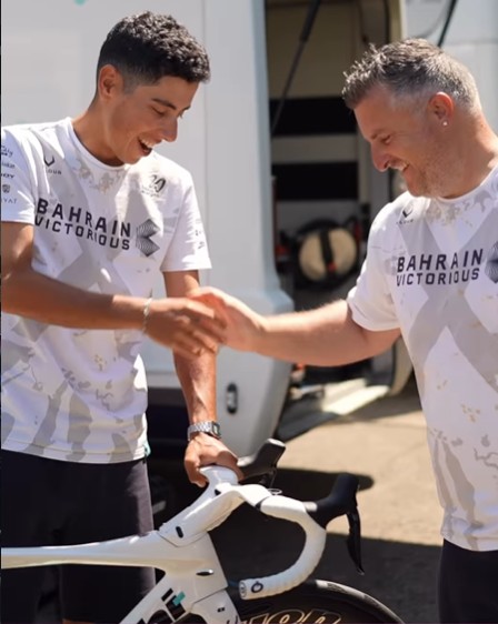 Maglia Bianca Afonso Eulálio recebe presente da Bahrain Victorious, português terá bicicleta diferente no final do Giro, assista o vídeo 3 girodociclismo.com.br um giro inesquecivel para afonso image 2