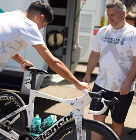Maglia Bianca Afonso Eulálio recebe presente da Bahrain Victorious, português terá bicicleta diferente no final do Giro, assista o vídeo 1 girodociclismo.com.br um giro inesquecivel para afonso image