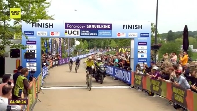 Wout van Aert dá show em seu retorno após a Paris-Roubaix, belga vence a Marly Grav após longo voo solo, resultados e chegada 3 girodociclismo.com.br wout van aert vence a marly grav em limburg image 3