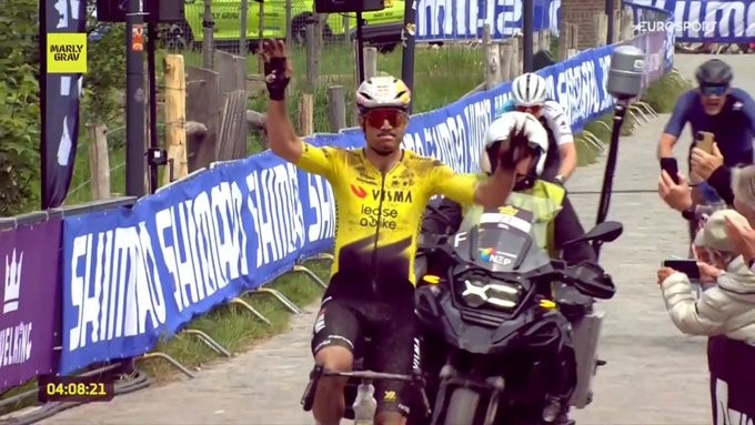 Wout van Aert dá show em seu retorno após a Paris-Roubaix, belga vence a Marly Grav após longo voo solo, resultados e chegada 1 girodociclismo.com.br wout van aert vence a marly grav em limburg image 4