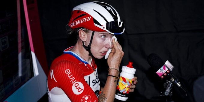 girodociclismo.com.br apos polemica desclassificacao lorena wiebes se pronuncia naquele momento eu soube que algo estava muito errado image