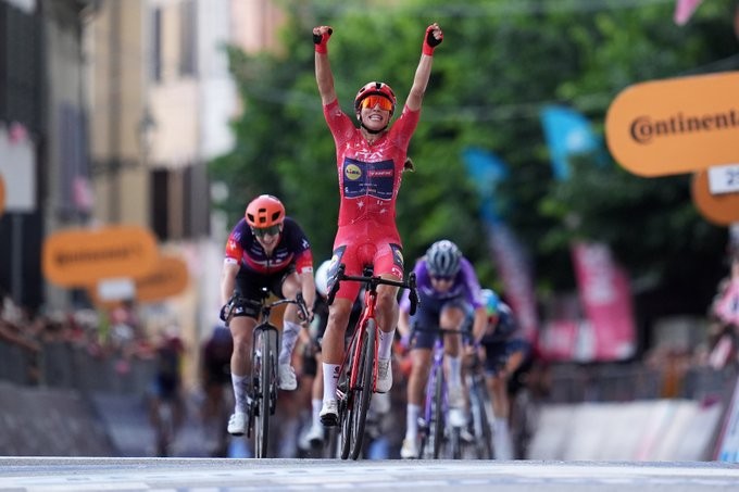 girodociclismo.com.br balsamo volta a vencer no giro feminino image 5