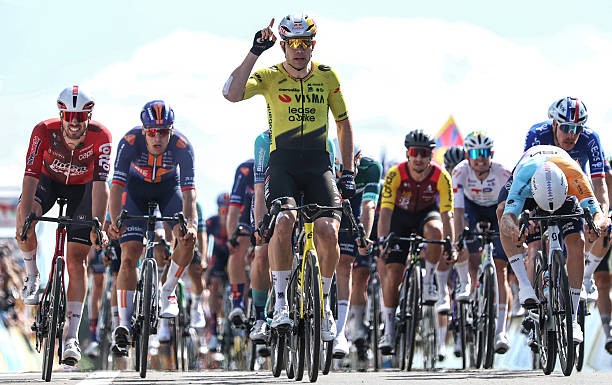 girodociclismo.com.br criterium du dauphine 2026 resultados da 5a etapa wout van aert vence no sprint confira a chegada image