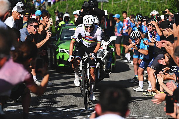 Tadej Pogacar provoca desânimo no pelotão "desilusão é a primeira palavra que me vem à mente" afirma ciclista do WorldTour 3 girodociclismo.com.br desilusao e a primeira que me vem a mente tadej pogacar provoca desanimo no pelotao apos amplo dominio image