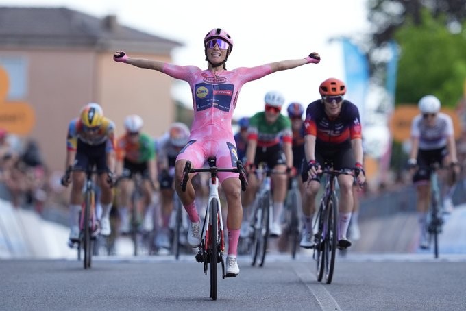 Elisa Balsamo vence a 3ª etapa do Giro d'Italia Feminino, confira os resultados e a chegada 1 girodociclismo.com.br elisa balsamo vence a 3a etapa do giro ditalia feminino e amplia dominio image 3