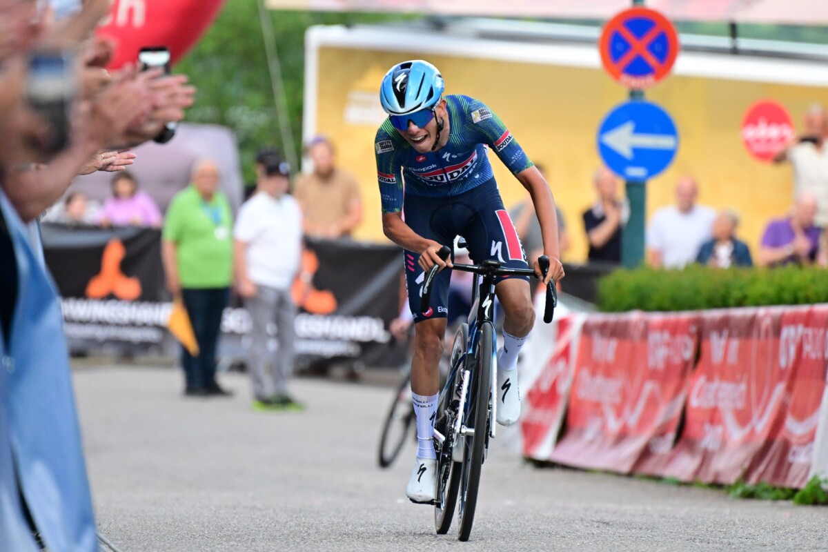 girodociclismo.com.br eu choro mas estou feliz henrique bravo fala apos podio historico no giro next gen assista o video image