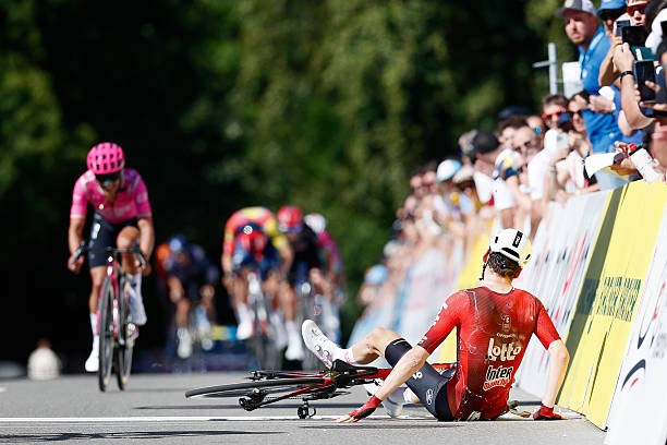 girodociclismo.com.br final inacreditavel no gp gippingen ciclista do worldtour vence durante queda confira os resultados e chegada image 2