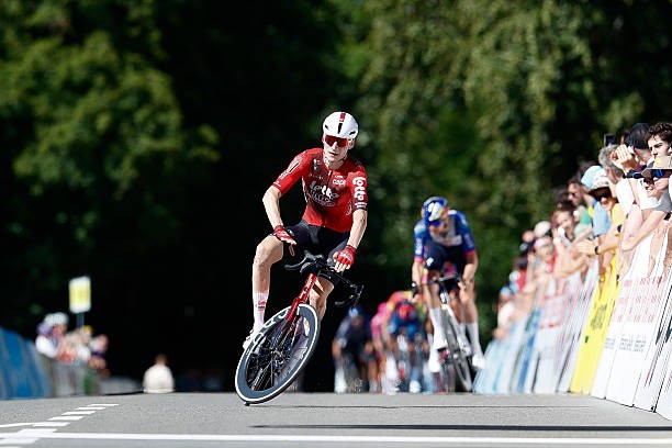 girodociclismo.com.br final inacreditavel no gp gippingen ciclista do worldtour vence durante queda confira os resultados e chegada image 4