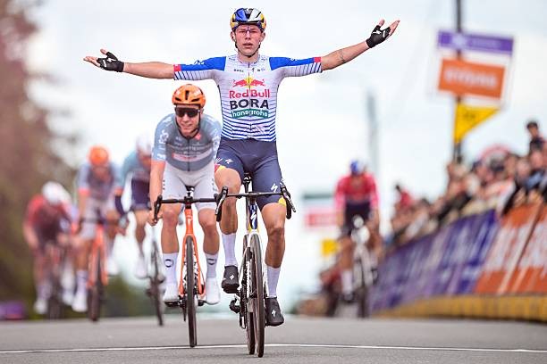 Grande queda na chegada no Tour da Valônia, Laurence Pithie vence 3ª etapa, confira os resultados e a chegada 5 girodociclismo.com.br grande queda marca chegada no tour da valonia laurence pithie vence etapa marcada por grande queda no tour da valonia image 6