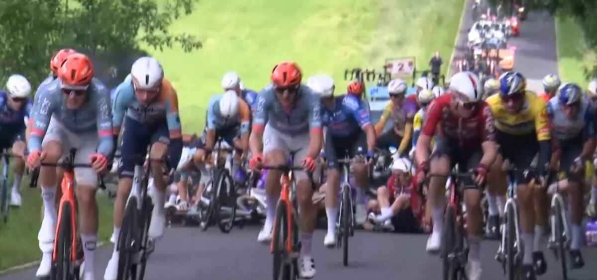 Grande queda na chegada no Tour da Valônia, Laurence Pithie vence 3ª etapa, confira os resultados e a chegada 4 girodociclismo.com.br grande queda marca chegada no tour da valonia laurence pithie vence etapa marcada por grande queda no tour da valonia image