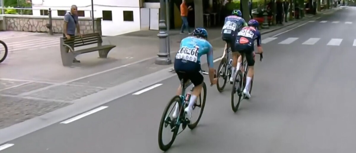 Giro NextGen 2026: Jasper Schoofs vence a 3ª etapa e assume a Maglia Rosa, confira os resultados e a chegada 4 girodociclismo.com.br image image 26