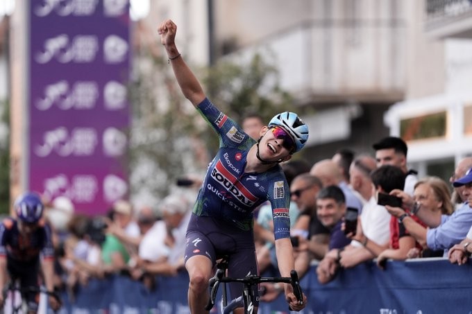 Giro NextGen 2026: Jasper Schoofs vence a 3ª etapa e assume a Maglia Rosa, confira os resultados e a chegada 1 girodociclismo.com.br image image 31