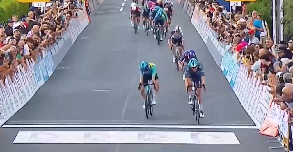 Giro NextGen 2026: Jasper Schoofs vence a 3ª etapa e assume a Maglia Rosa, confira os resultados e a chegada 5 girodociclismo.com.br image image 33