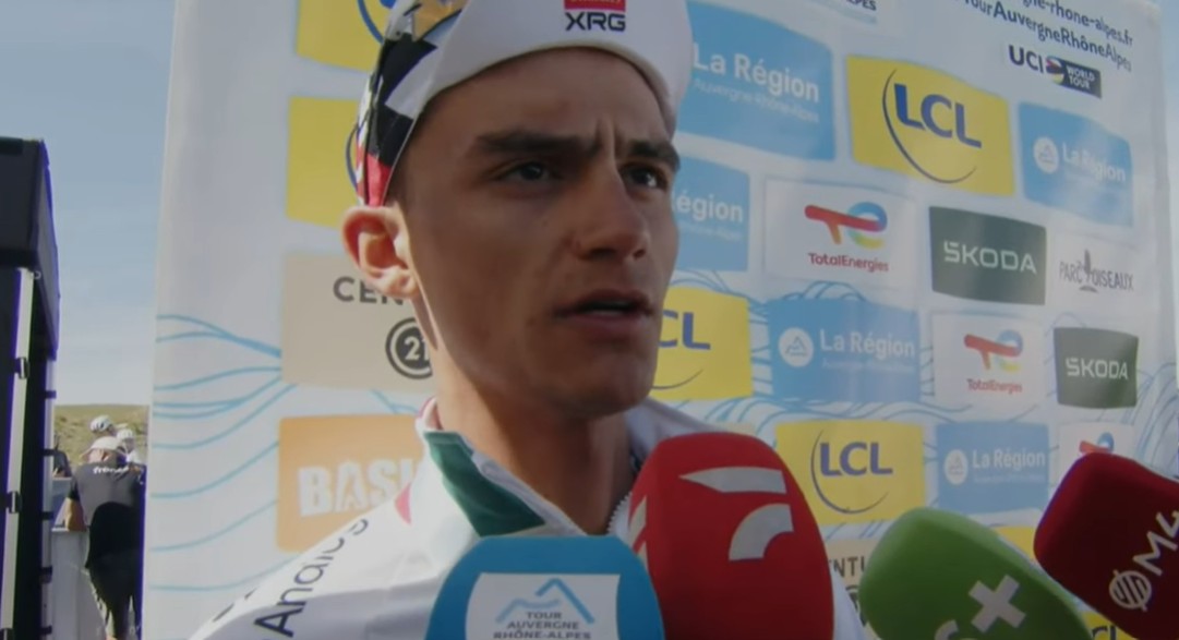 girodociclismo.com.br isaac del toro celebra vitoria no criterium du dauphine e admite nao sei se estou no meu melhor assista o video image