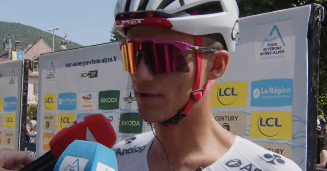 Isaac del Toro inicia o Critérium du Dauphiné pensando no Tour de France "acostumar com o estilo defensivo", assista o vídeo 1 girodociclismo.com.br isaac del toro inicia o criterium du dauphine pensando no tour de france acostumar com o estilo defensivo assista o video image