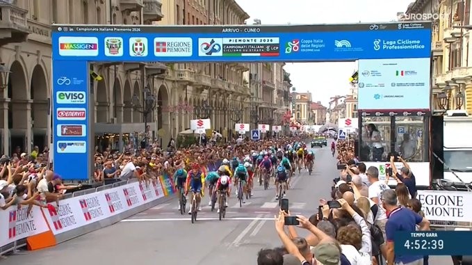 girodociclismo.com.br jonathan milan e campeao italiano de estrada ciclista bate o sprint massivo em cuneo confira os resultados e a chegada image 1