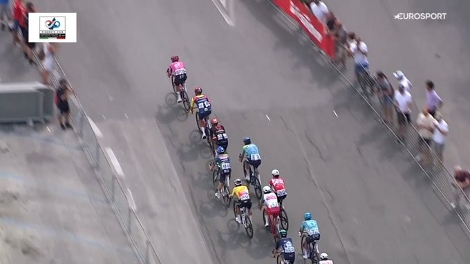 girodociclismo.com.br jonathan milan e campeao italiano de estrada ciclista bate o sprint massivo em cuneo confira os resultados e a chegada image 2