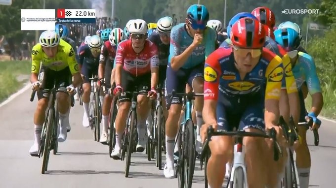 girodociclismo.com.br jonathan milan e campeao italiano de estrada ciclista bate o sprint massivo em cuneo confira os resultados e a chegada image 4
