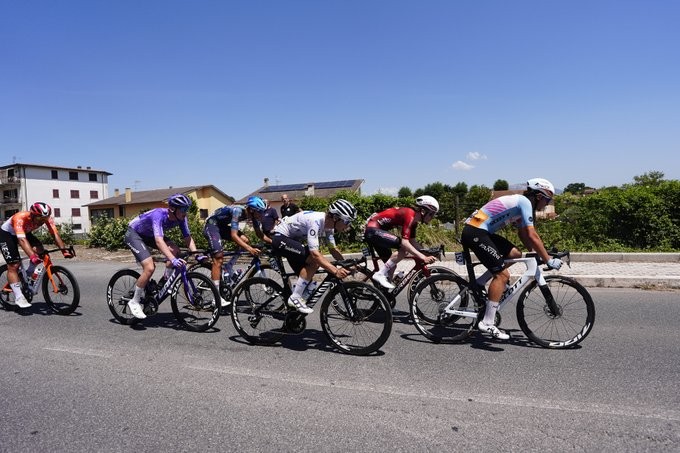 girodociclismo.com.br lorenzo finn vence etapa de montanha do giro next gen e assume a lideranca geral image 11
