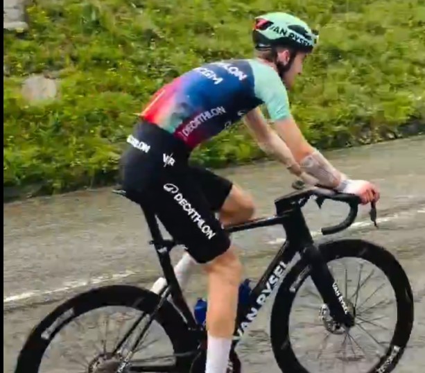 girodociclismo.com.br paul seixas e flagrado em iconica montanha do tour de france intensifica preparacao para o tour de france mas ainda se recupera de lesao image