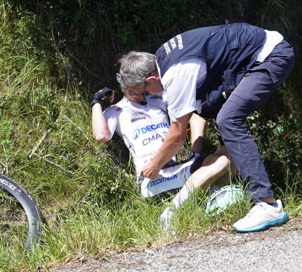 girodociclismo.com.br paul seixas sofre queda e perde contato com o pelotao na 7a etapa image