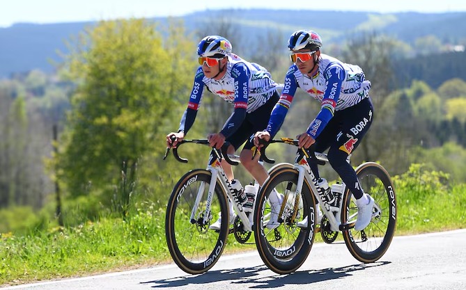 girodociclismo.com.br pensei que pogacar estava blefando ele parece muito magro tadej pogacar impressiona gregario de evenepoel image 2