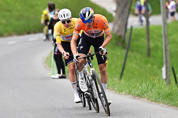 girodociclismo.com.br tadej pogacar esta dois passos a frente de todos capitao da red bull bora analisa com sinceridade o tour de france assista o video image