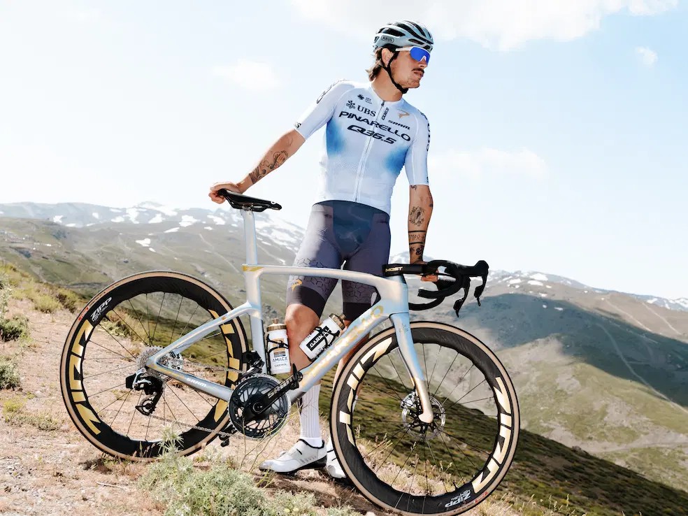 girodociclismo.com.br tour de france 2026 tom pidcock tera uniforme especial q36 5 revela mudancas no uniforme e nas bicicletas image 1