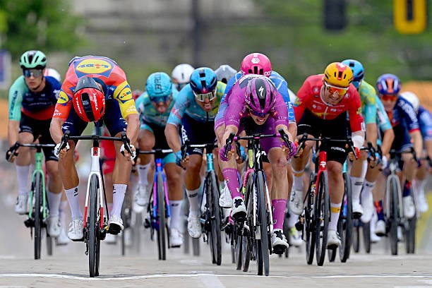 UCI modifica regulamento para aumentar a segurança nos sprints massivos 1 girodociclismo.com.br uci modifica regulamento para aumentar a seguranca nos sprints massivos image